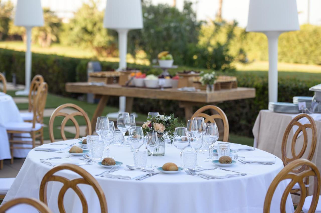 Las Arenas Balneario Resort Valencia Buitenkant foto A table set for a wine tasting